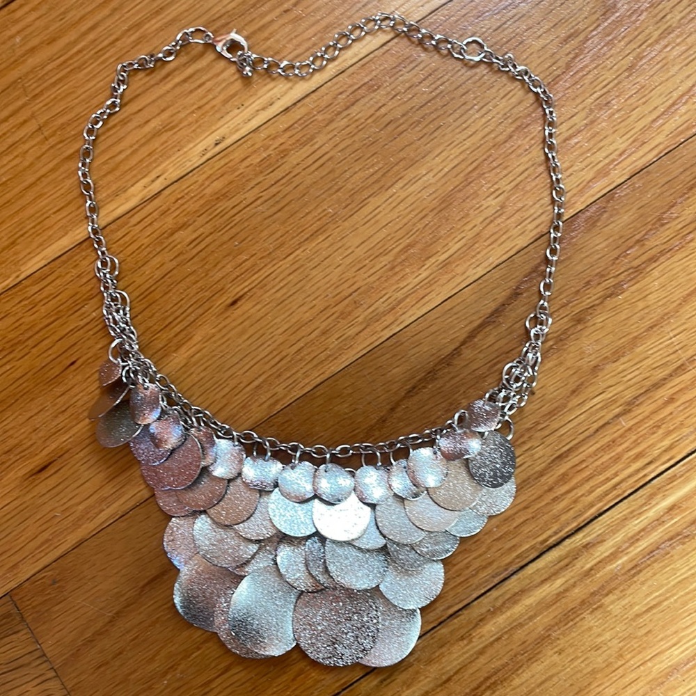 Silver dangly necklace